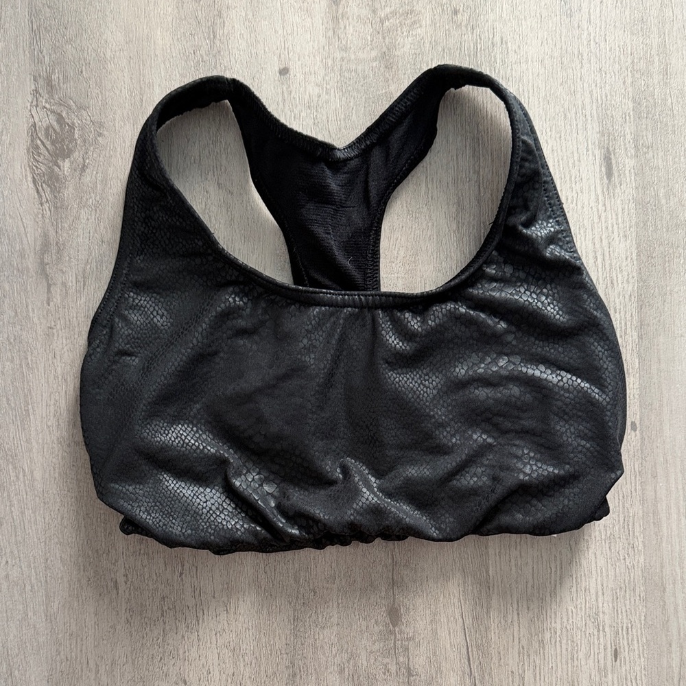 Sleek Black Women's Sports Bra